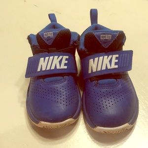 Boys Nike Hustle sneakers